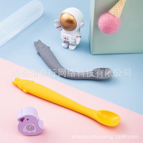 厂家直销婴儿餐具多彩色兔子扭扭硅胶勺宝宝吃饭辅食叉勺可扭曲